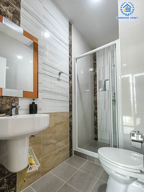 ทาวน์โฮมมือสอง ม. โกลเด้นทาวน์ วิภาวดี-แจ้งวัฒนะ สภาพดีมาก พร้อมเข้าอยู่ บนเนื้อกว่า 19 ตร.ว. 4 ห้องนอน 3 ห้องน้ำ 2 ที่จอดรถ บนทำเลศักยภาพเชื่อมต่อถนนหลายเส้นทางมาก ได้แก่ แจ้งวัฒนะ, ถนนสรงประภา, ลฯล เดินทางสะดวก ใกล้รถไฟฟ้าสถานี "หลักสี่" และ จุดขึ้นทางด่วน "ศรีสมาน"...